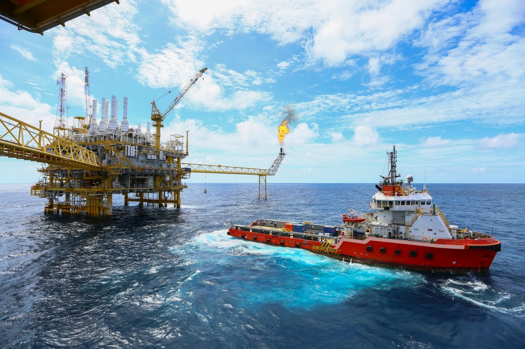 Offshore construction platform for production oil and gas